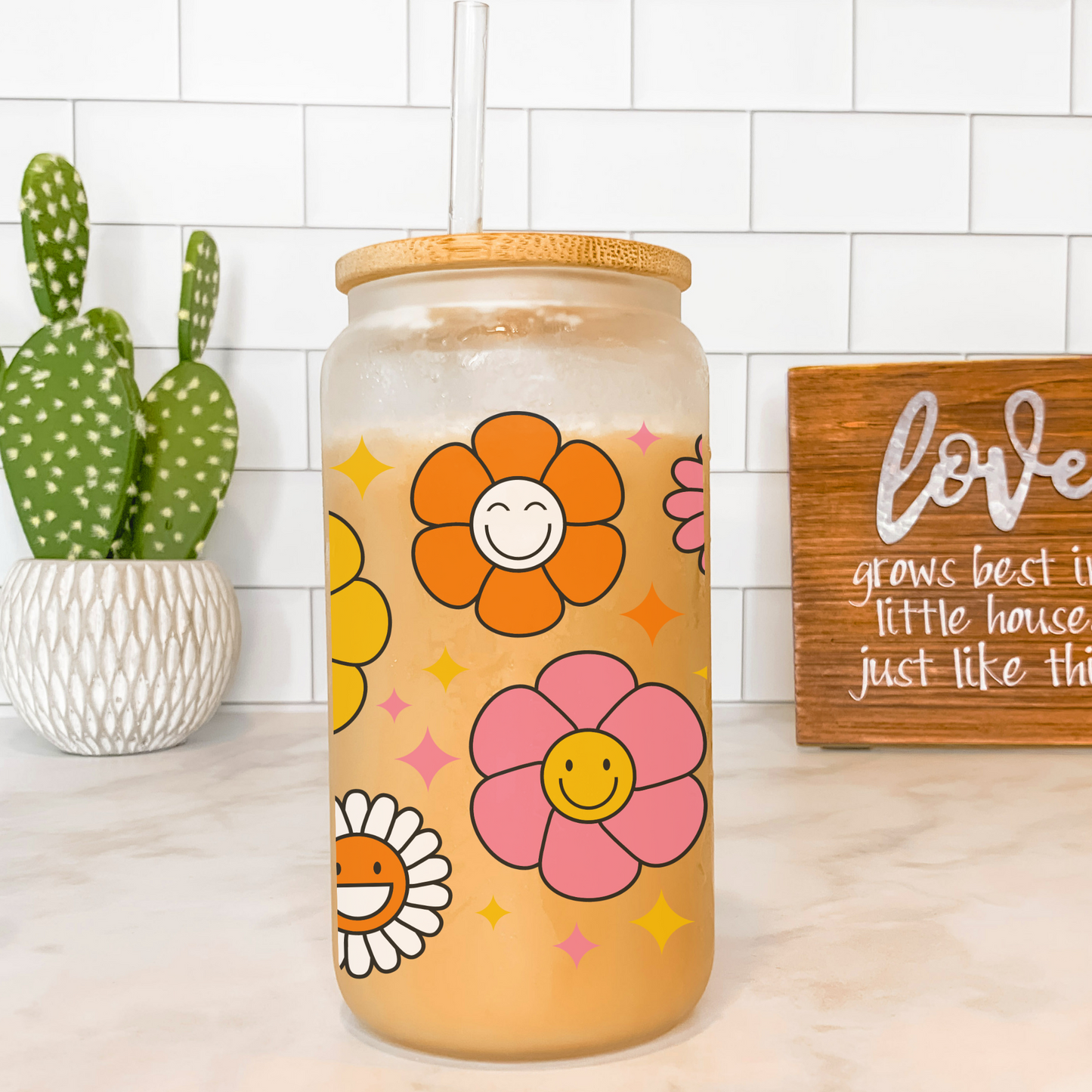 Smiley flowers glass can Spring fun drinkware Libbey glass can 16 oz. Eco-friendly drinkware Floral design glass can Gift for springtime joy Comes with Bamboo Lid and Straw